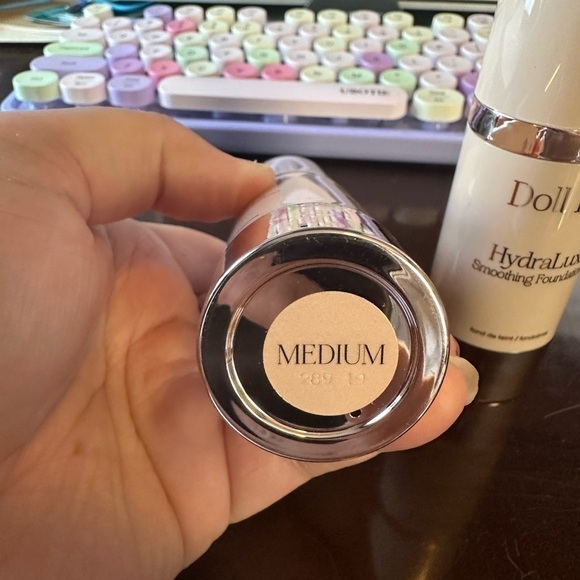 Doll 10 HydraLux Foundation- Medium - Picture 3 of 4